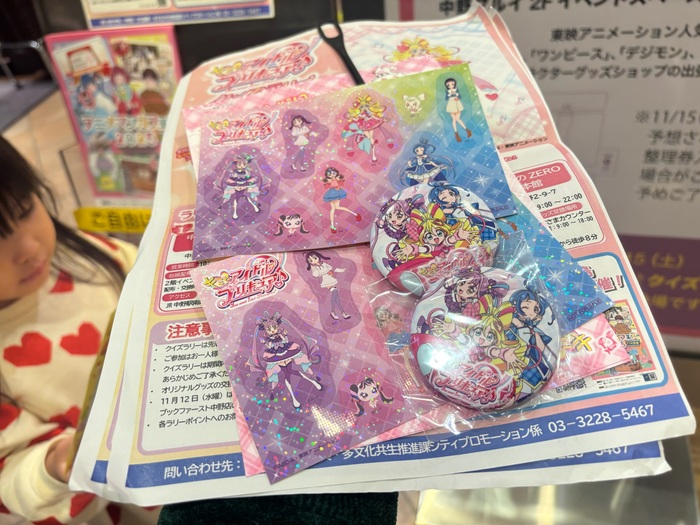 景品のシールと缶バッジ