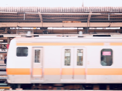 ホームに入り込む電車