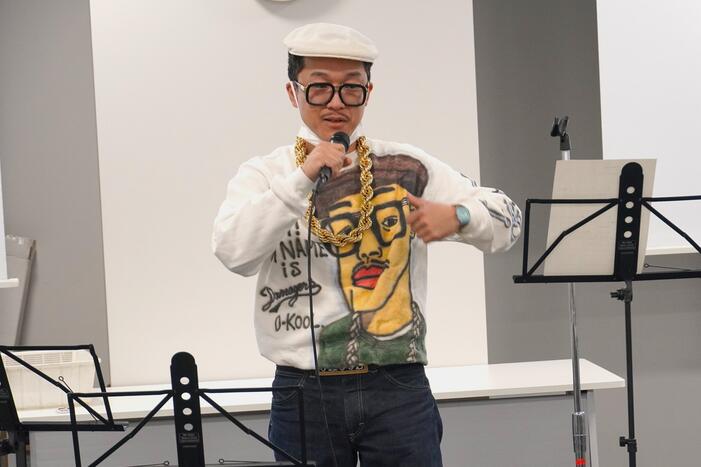 自己紹介ラップを披露する参加者1
