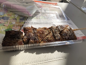 屋台で購入した串焼き