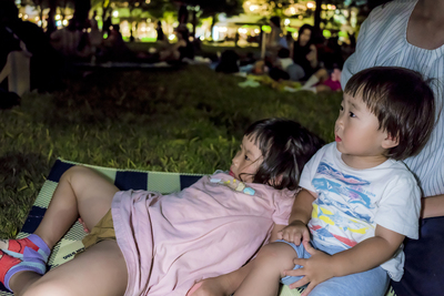 野外で映画を鑑賞