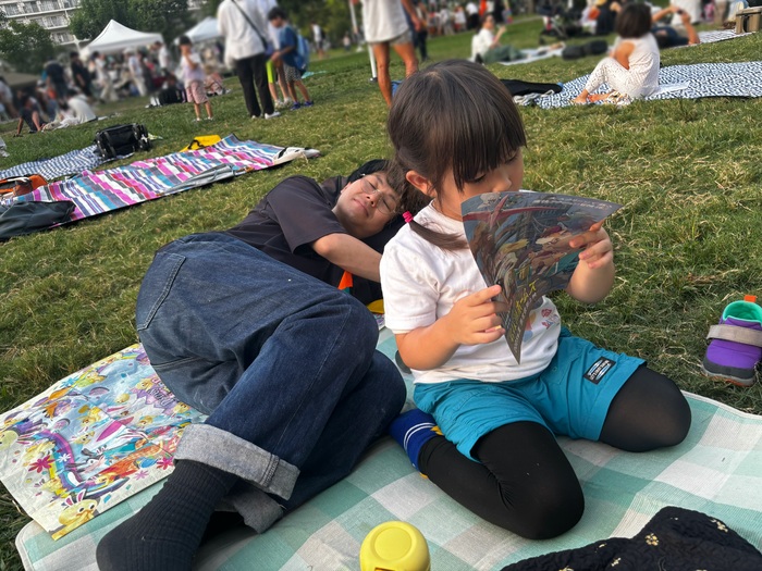 芝生でくつろぐ家族