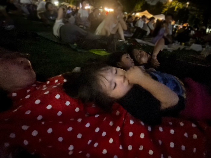 くつろぎながらアニメを楽しむ家族