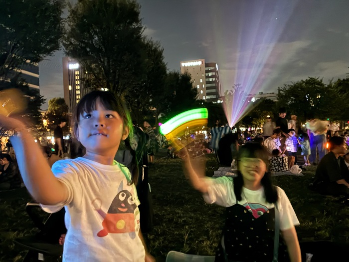 サイリウムを振るメトちゃんとちびメトちゃん