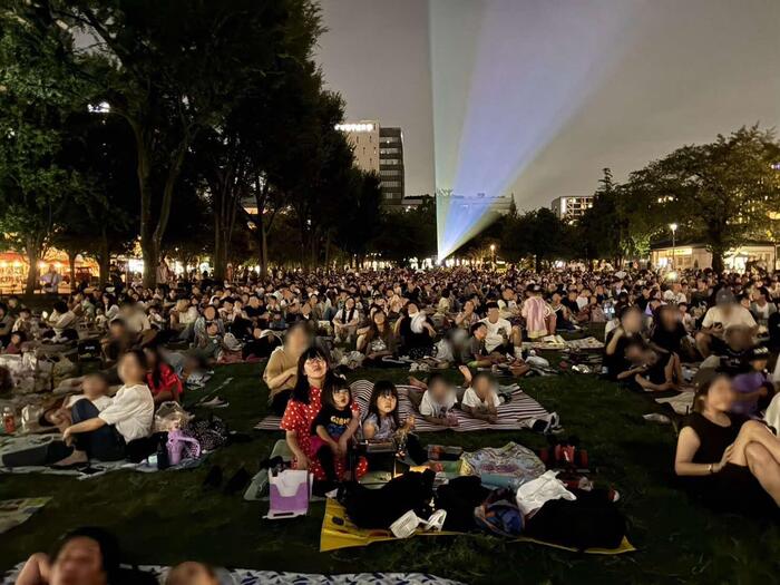 アニメを鑑賞する観衆