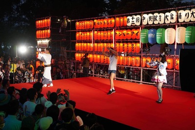 ボン・ジョヴィの曲に合わせて盆踊り