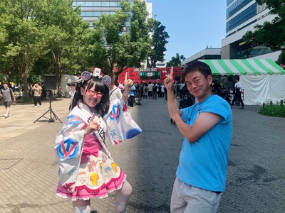 中野ブロ音頭ウェイの振り付けでポーズ