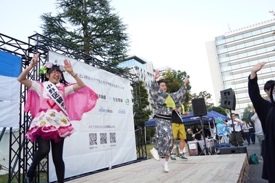 ステージで盆踊り