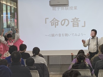 ポリスじろうさんが講義する様子