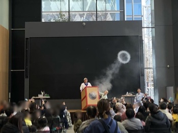 空気砲で実験している様子