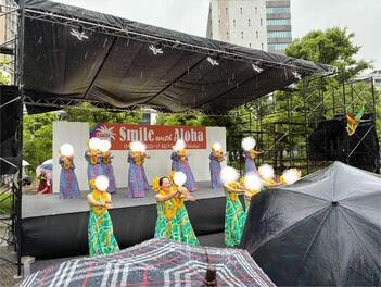 雨の中フラを踊るメトコちゃん