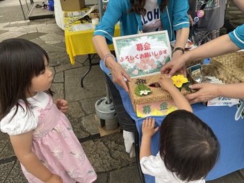 募金をする様子