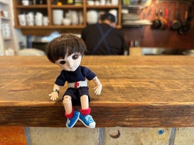 カウンターに座るちびナカノさん