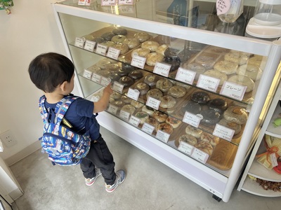 ベーグルを選ぶ「いととこナカノ」さんの息子さん