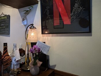 額装されたサイン入りNETFLIXのロゴ