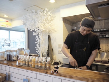 調理中の小椋店長