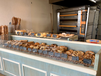 店内に並ぶパン