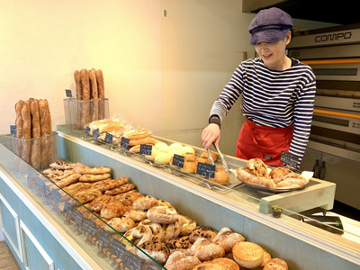 接客担当の青柳裕子さん