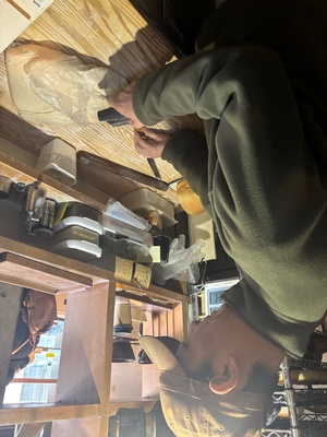 パンを調理する榎本さん