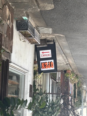 CROIXの入口を案内する看板