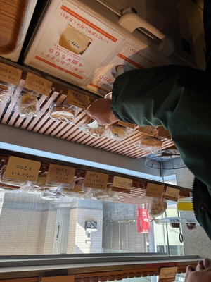 パンを手に取るお客様