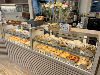 ショーケースに並べられたパン