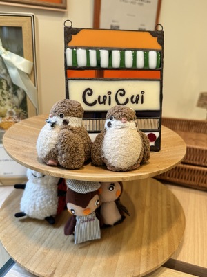 CuiCuiの看板とスズメのぬいぐるみ