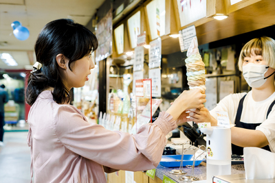 ソフトクリームを受け取るNononさん