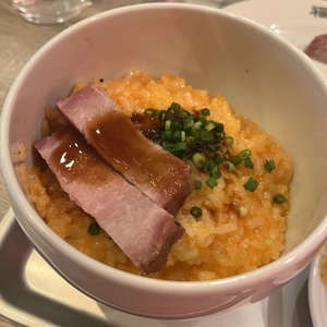 チャーシューを乗せた卵かけご飯