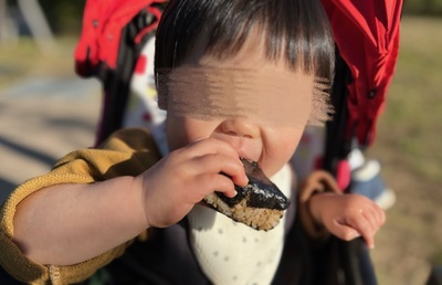 おにぎりを食べる子ども