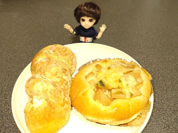 パンを見つめるちびナカノさん。美味しそう