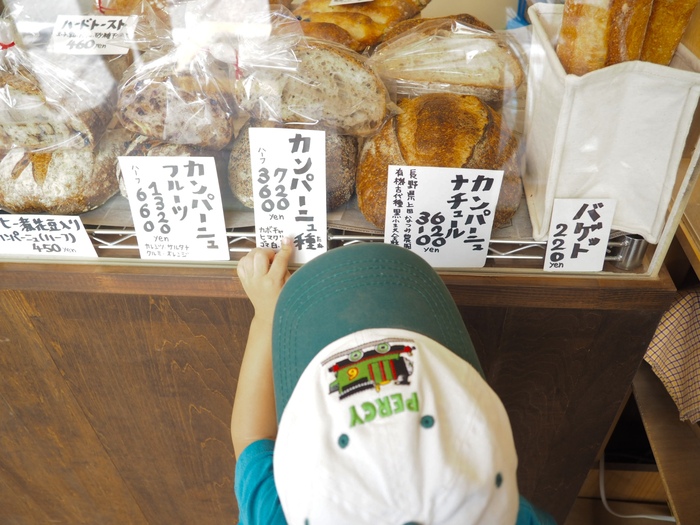 パンを選ぶ息子さん