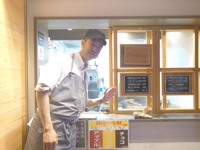 ポーズをとる店主林さん