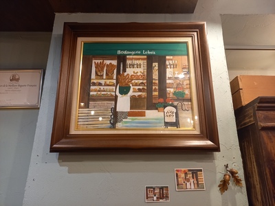 壁にかかった絵