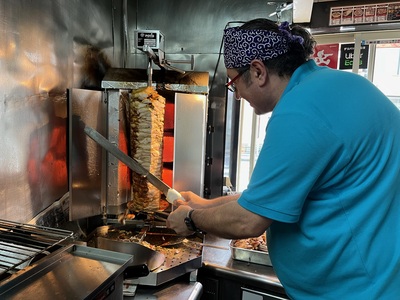 ドネルケバブをカットするオゼリさん