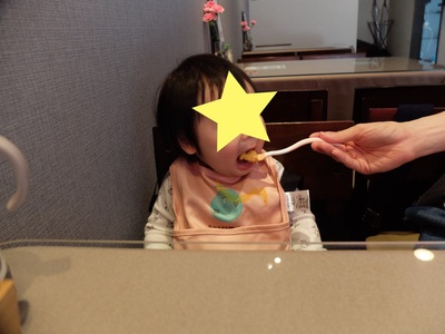 スープを食べる子ども