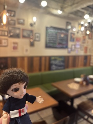 テーブル席かカウンターか悩むちびナカノさん