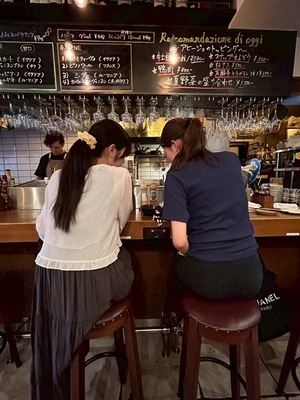 カウンターに仲良く座る学生とちびナカノさん