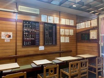 壁には芸能人のサインが飾られる