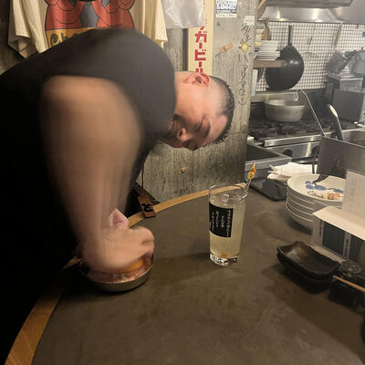 グレープフルーツを絞る店員さん