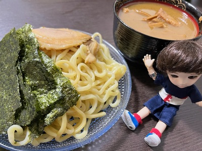 麺彩房のつけ麺セットを調理