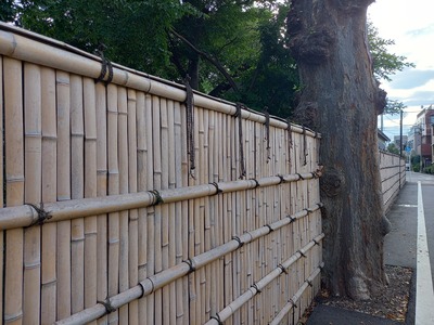 「たきび」のうたのモデルと言われる垣根