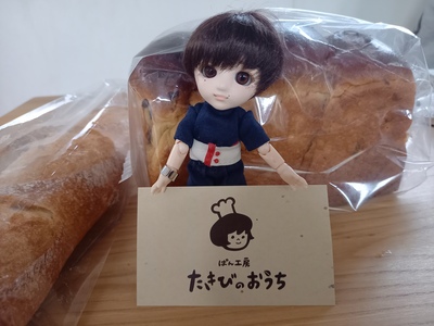 お店のロゴとパン