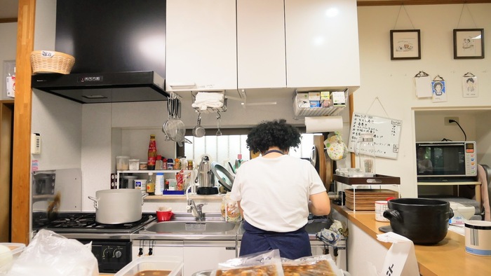 調理するスタッフ