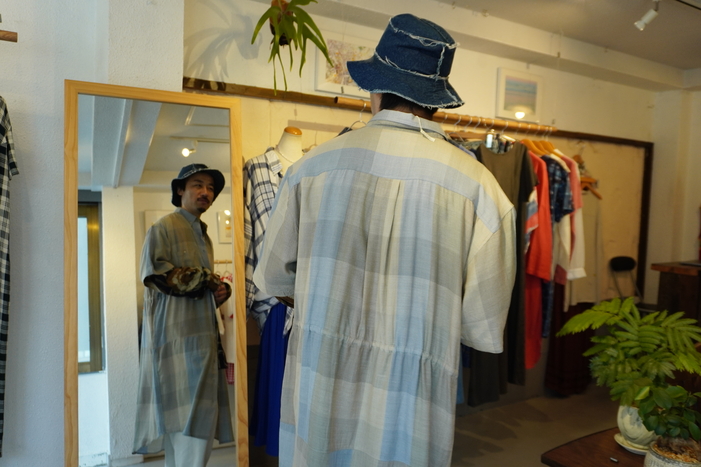 試着する伊藤オーナー