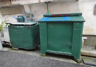 コンクリート製のごみ箱