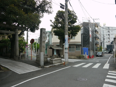 中野氷川神社の前