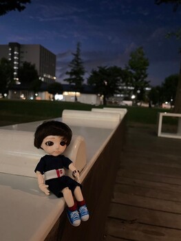 公園のベンチで風にあたるちびナカノさん