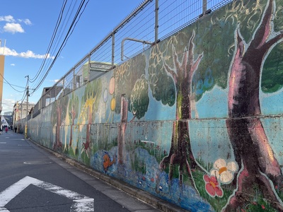 線路沿いを歩く