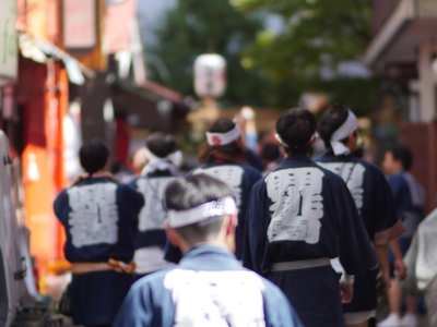 神輿の担ぎ手たち